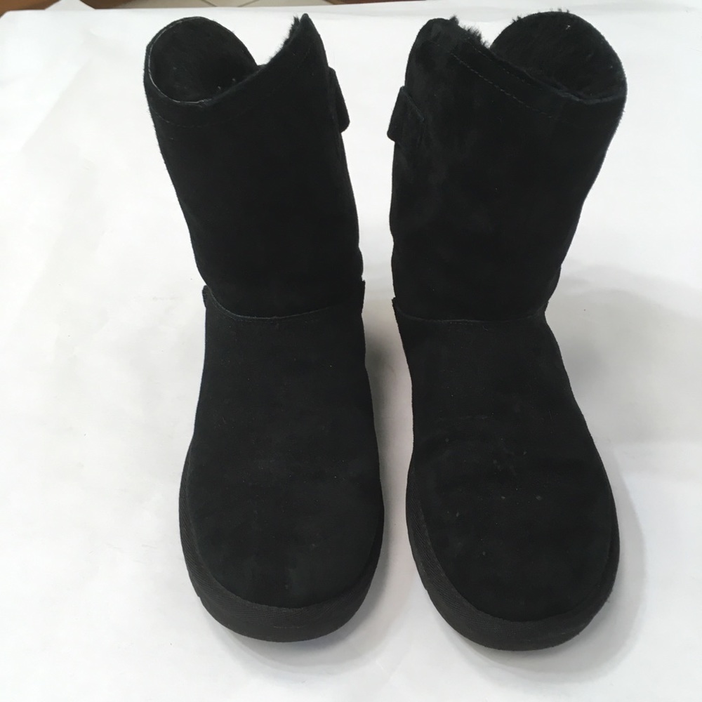 UGG REMORA BLACK SHORT BUCKLE FUZZY FLUFFY FURRY SOFT SLIP ON LUG SOLE BOOTS - Picture 2 of 8